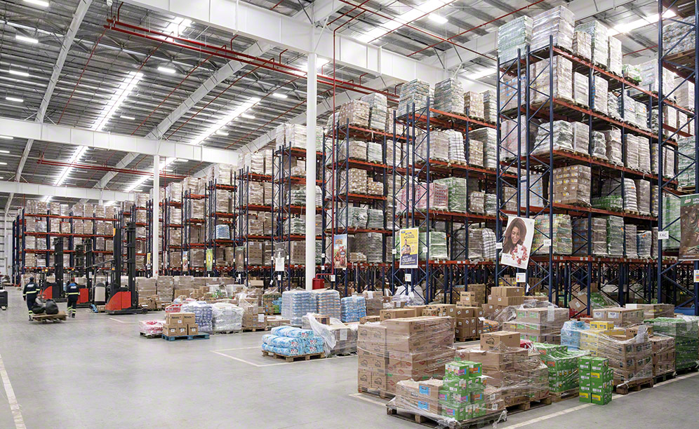 Mecalux a équipé le nouveau centre de distribution d’Unilever à Uruguay de rayonnages à palettes à simple et double profondeur