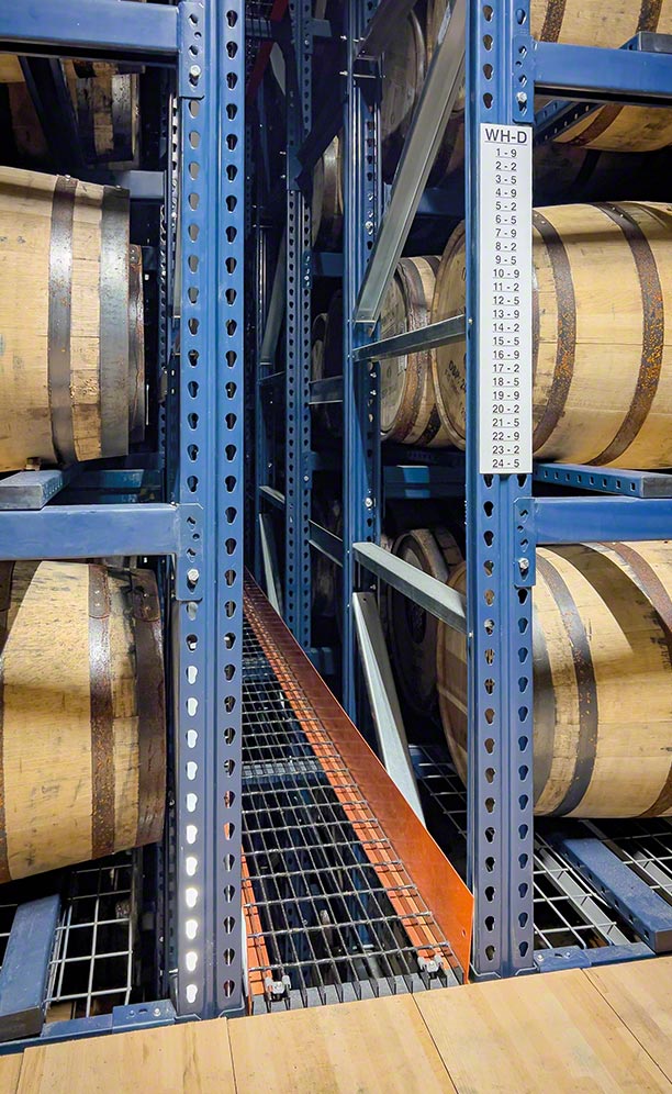 Racks à tonneaux dans l'entrepôt de Rabbit Hole Distillery à Louisville